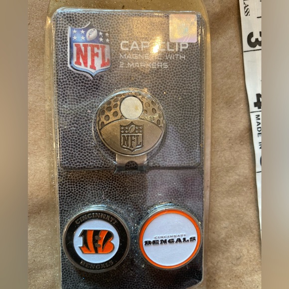 Bengals Cap Clip with 2 magnetic Ball Markers 🔥⛳️ WHO DEY!? New in Box! NFL®️🐅 - Picture 3 of 3